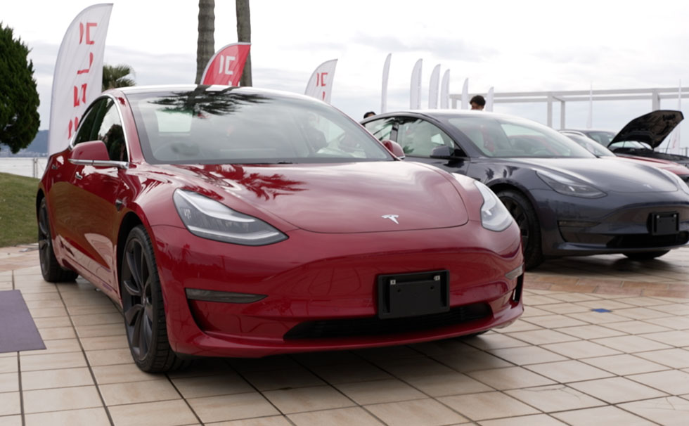 写真：「2050年カーボンニュートラル」・「2035年電動車のみ新車販売」