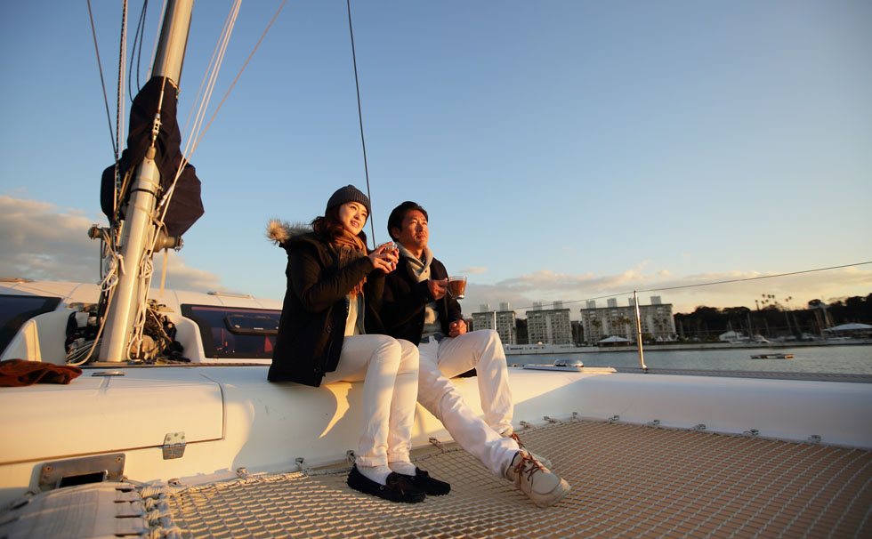 写真:船上でくつろぐ