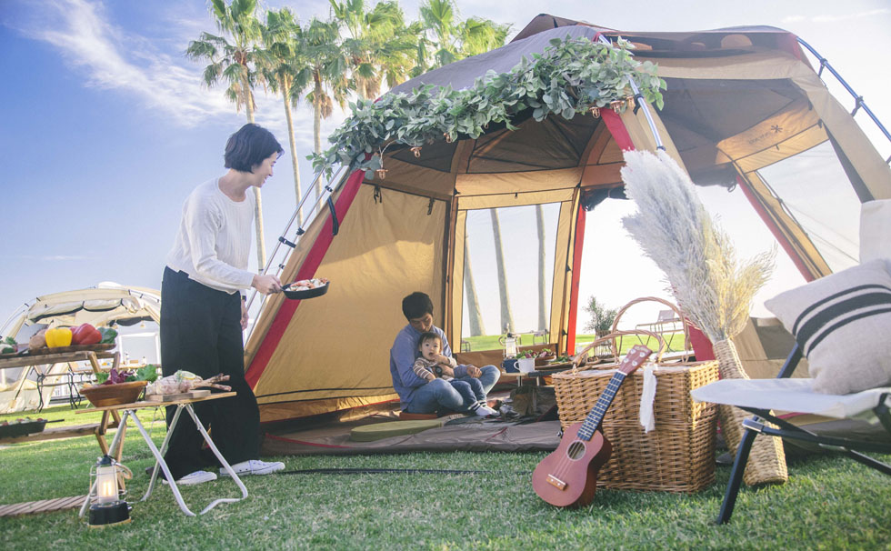 写真：靴を脱いで入れるテント