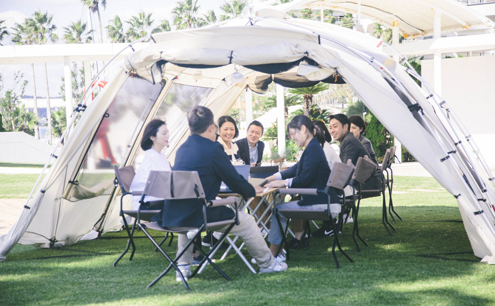 写真：自然の中で会議イメージ