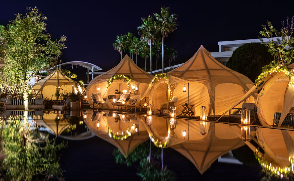 写真：水盤に映るテント