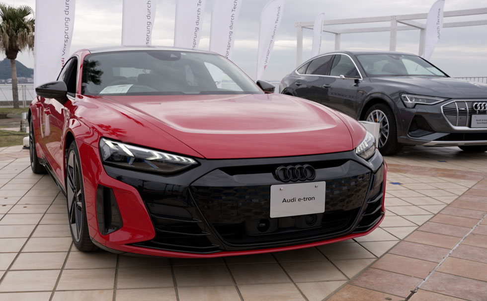 写真：「2050年カーボンニュートラル」・「2035年電動車のみ新車販売」