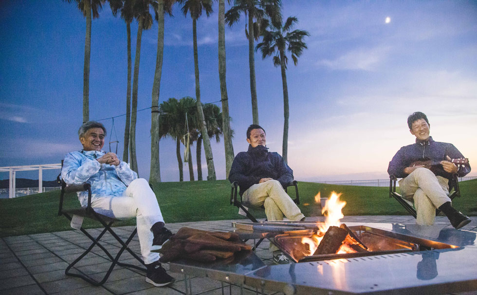 写真：焚き火を囲む