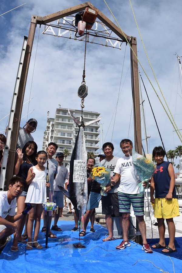 写真：釣り人たちとマカジキ