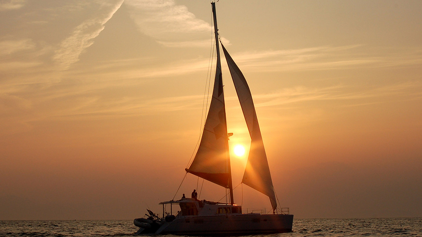 写真：夕焼けの海とヨット